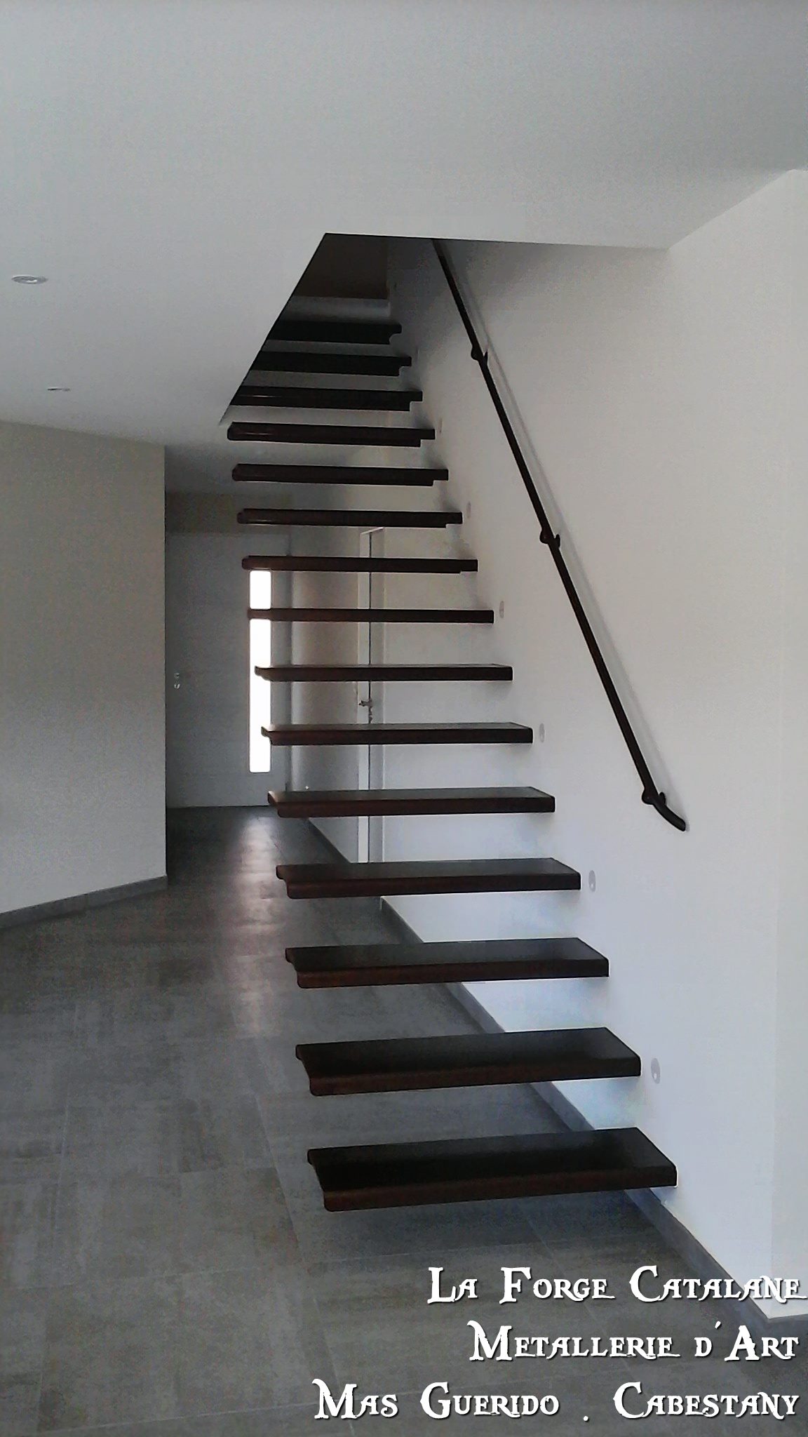 Escalier marches suspendues sans limons apparents 20 forge catalane.jpg